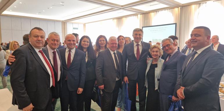 Уникално! Политици от 12 държави на молитвена закуска в София